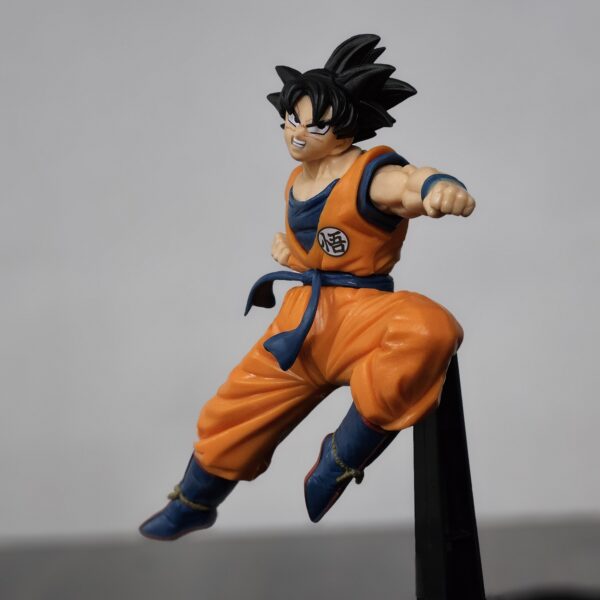 Goku Flying/Jumping Action Figure (21 cm) - Image 2