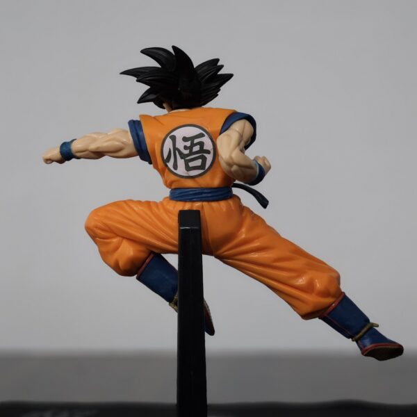 Goku Flying/Jumping Action Figure (21 cm) - Image 3