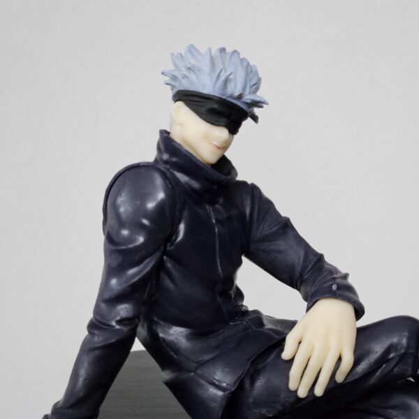 Gojo Satoru Sitting Action Figure (14 cm) - Image 3